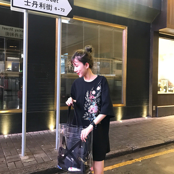 Női hosszú póló 3/4 ujjal és virágmotívumokkal fekete színben