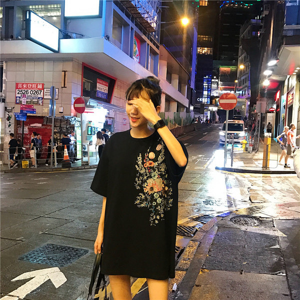 Női hosszú póló 3/4 ujjal és virágmotívumokkal fekete színben