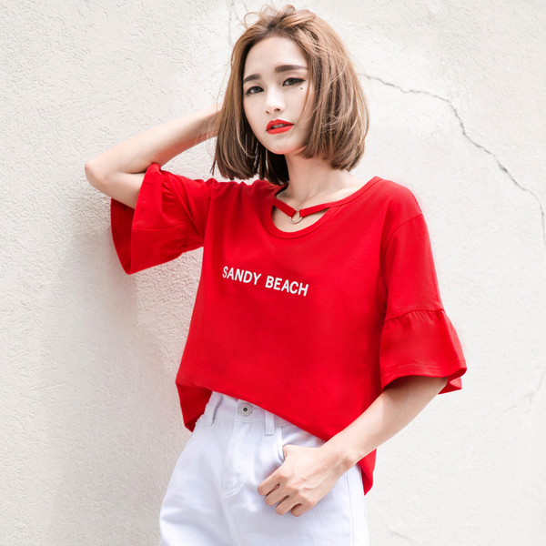 Modern női blúz rövid ujjal, piros és kék felirattal