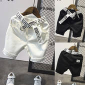 Gyerek modern rövidnadrág zsebekkel és övvel