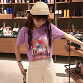 Női póló fehér, rózsaszín és lila mintával