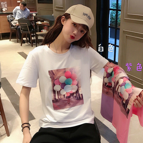 Női póló fehér, rózsaszín és lila mintával