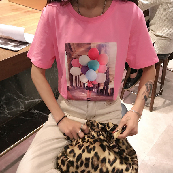 Női póló fehér, rózsaszín és lila mintával