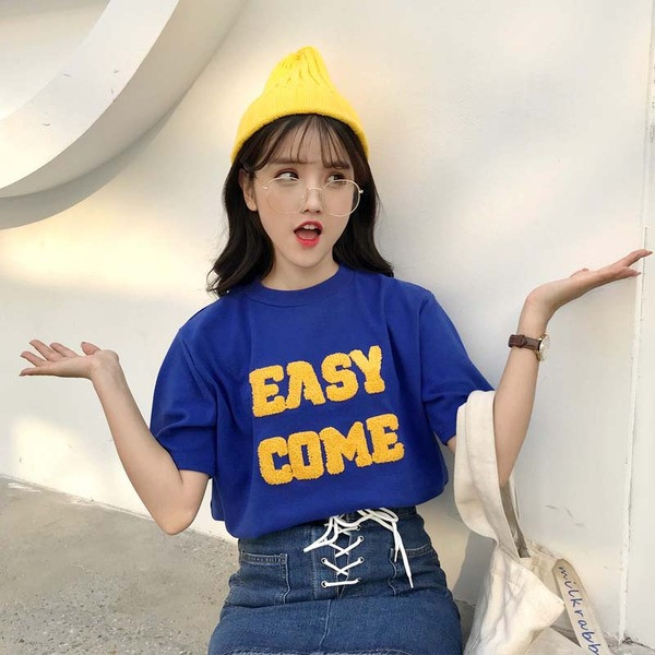 Modern női póló négy színben felirattal