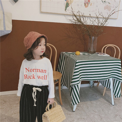 A lányoknak szóló alkalmi gyerekblúz két színű felirattal