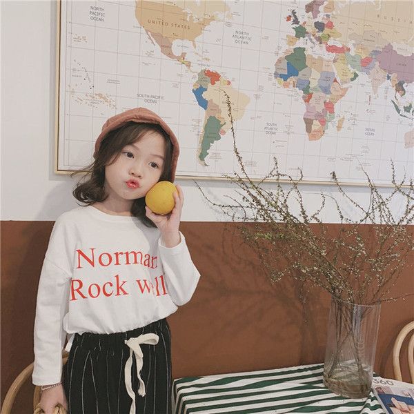 A lányoknak szóló alkalmi gyerekblúz két színű felirattal