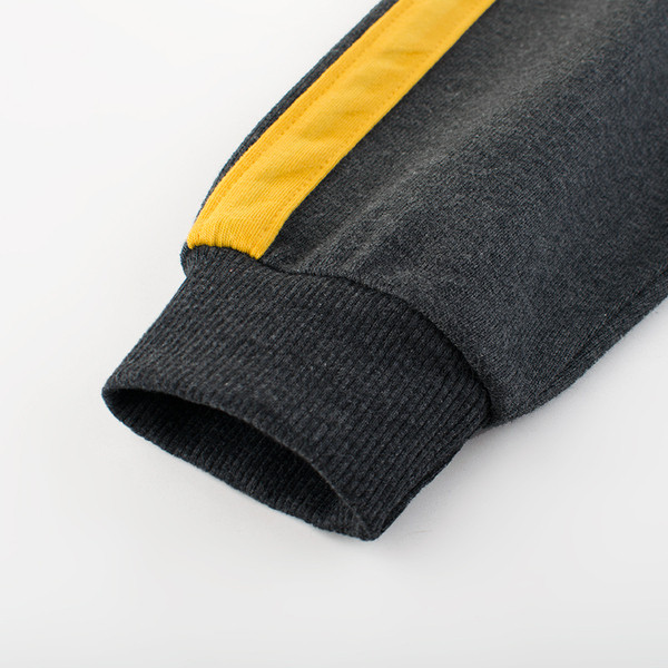 Gyerek alkalmi nadrág fiúknak szürke színben, sárga szegéllyel