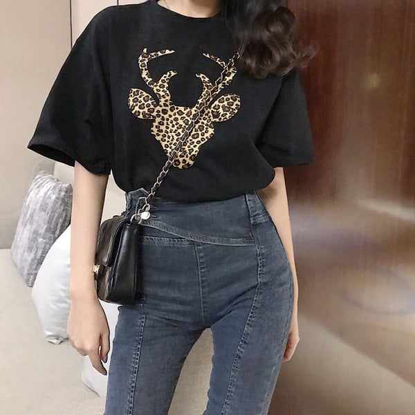 Modern női póló leopárd mintával fehér és fekete színben