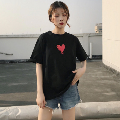 Fekete-fehér rátéttel ellátott női póló