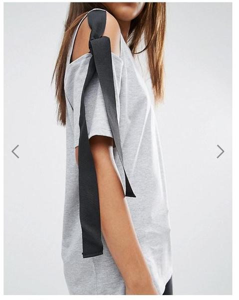 Modern női póló szürke szalagokkal