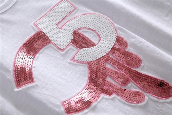 Modern női póló elemmel - fehér flitterekkel