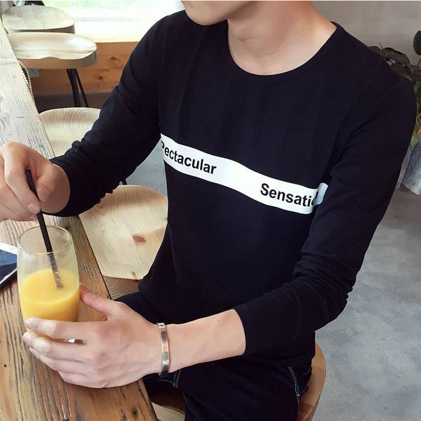 Férfi blúz feliratokkal és O-alakú gallérral, fekete színben