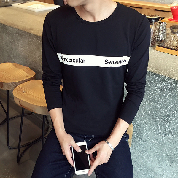 Férfi blúz feliratokkal és O-alakú gallérral, fekete színben