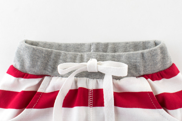 Modern gyerek csíkos rövidnadrág fiúknak három színben