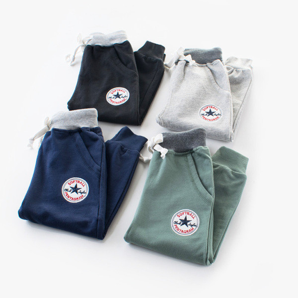 Alkalmi gyereknadrág fiúknak négy színben logóval