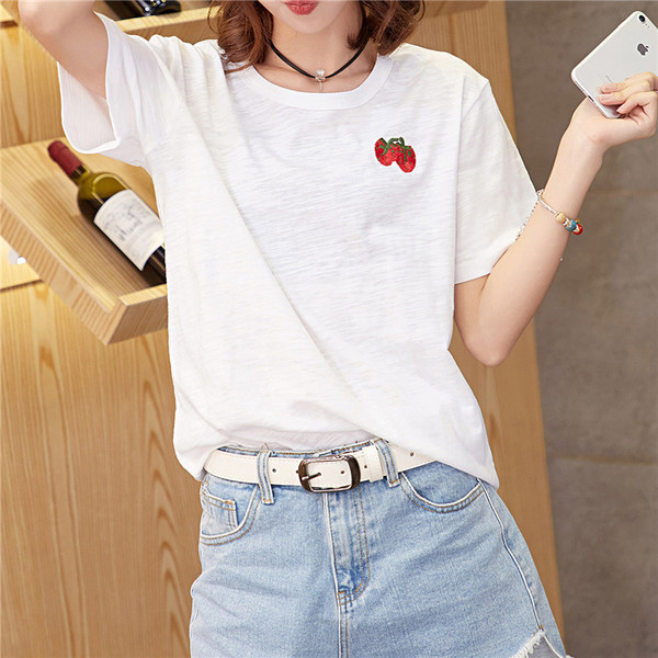 Modern női póló fehér hímzéssel