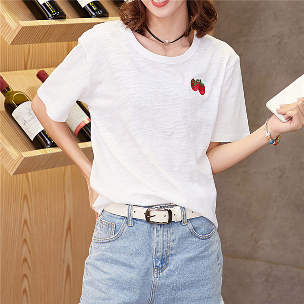 Modern női póló fehér hímzéssel