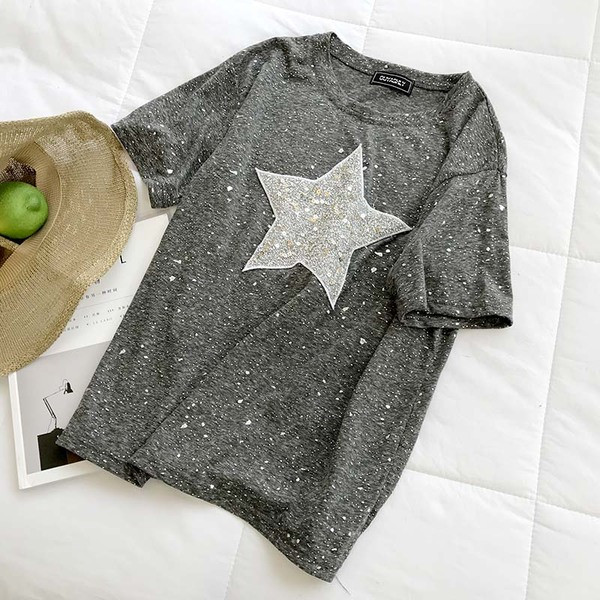 Μοντέρνα γυναικεία μπλούζα με πούλιες σε γκρι, μαύρο και άσπρο χρώμα