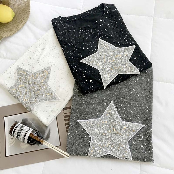 Μοντέρνα γυναικεία μπλούζα με πούλιες σε γκρι, μαύρο και άσπρο χρώμα