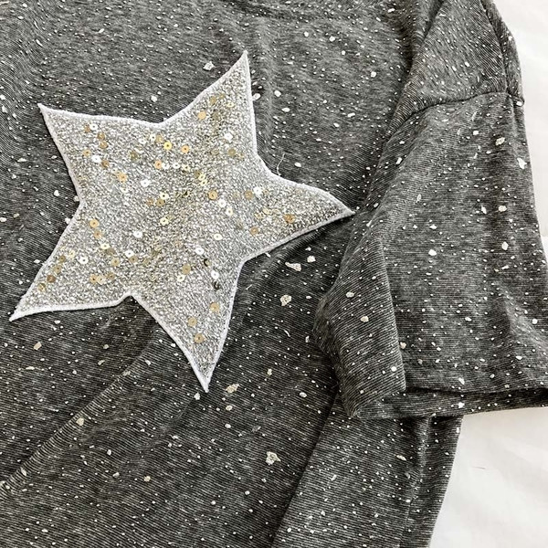 Μοντέρνα γυναικεία μπλούζα με πούλιες σε γκρι, μαύρο και άσπρο χρώμα