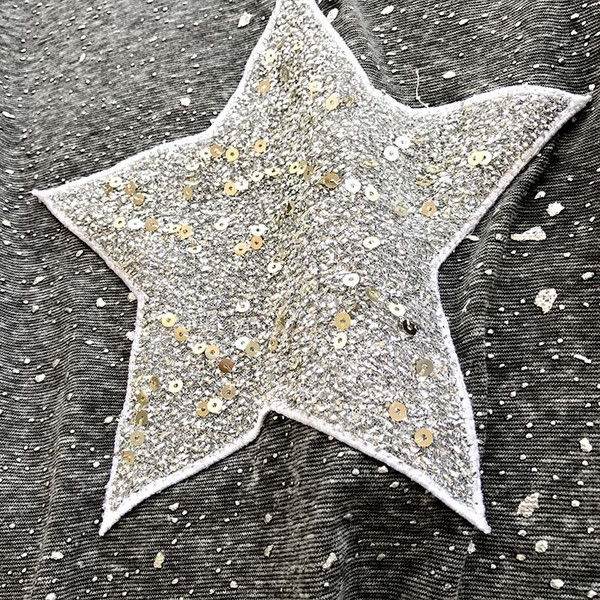 Μοντέρνα γυναικεία μπλούζα με πούλιες σε γκρι, μαύρο και άσπρο χρώμα