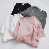 Stílusos női póló felirattal és több színben hímzéssel