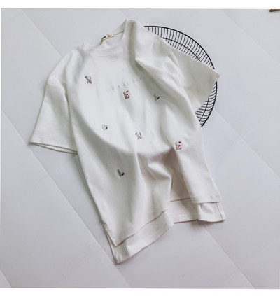 Stílusos női póló felirattal és több színben hímzéssel