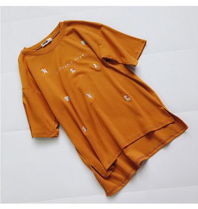 Stílusos női póló felirattal és több színben hímzéssel