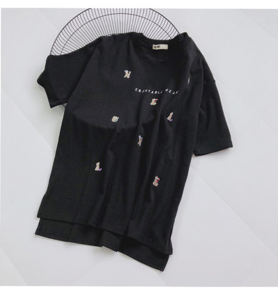 Stílusos női póló felirattal és több színben hímzéssel