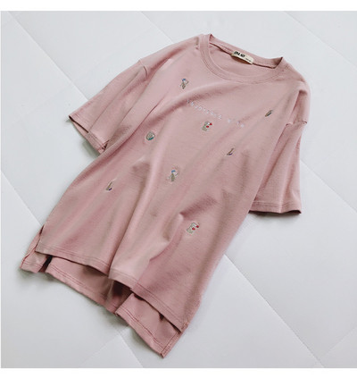 Stílusos női póló felirattal és több színben hímzéssel