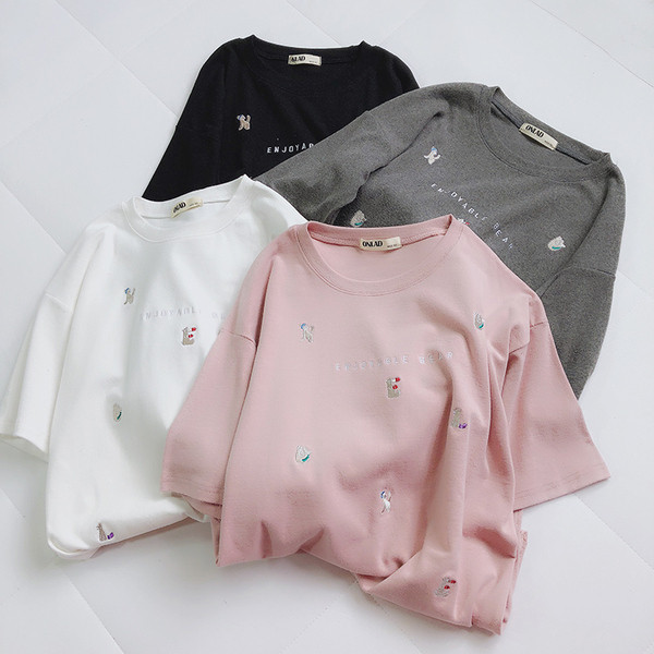 Stílusos női póló felirattal és több színben hímzéssel