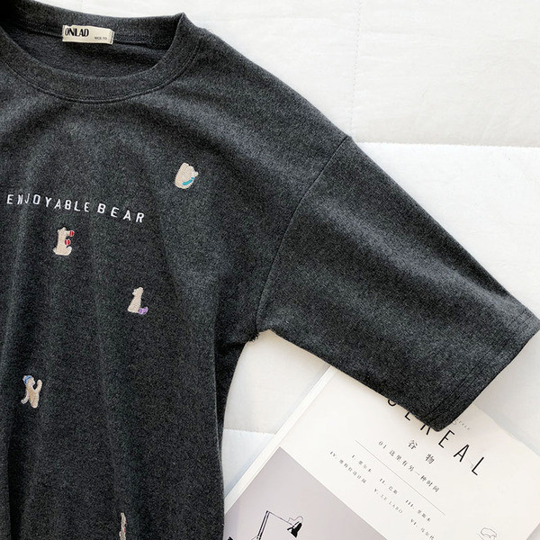 Stílusos női póló felirattal és több színben hímzéssel