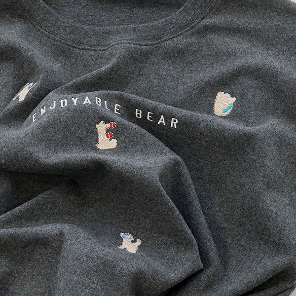 Stílusos női póló felirattal és több színben hímzéssel