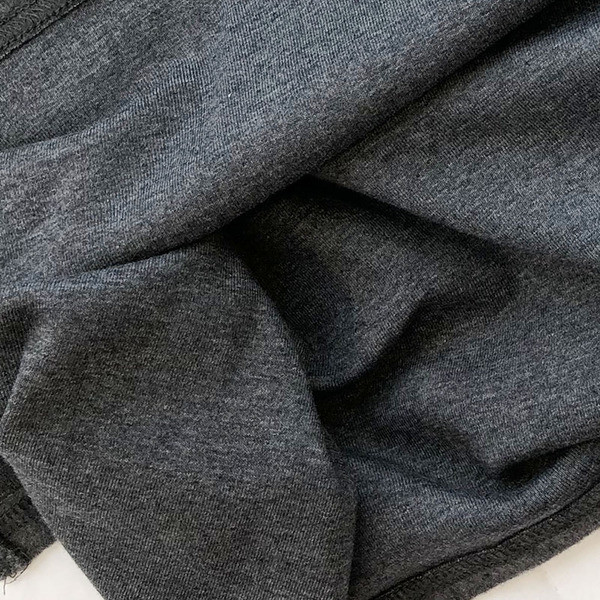 Stílusos női póló felirattal és több színben hímzéssel