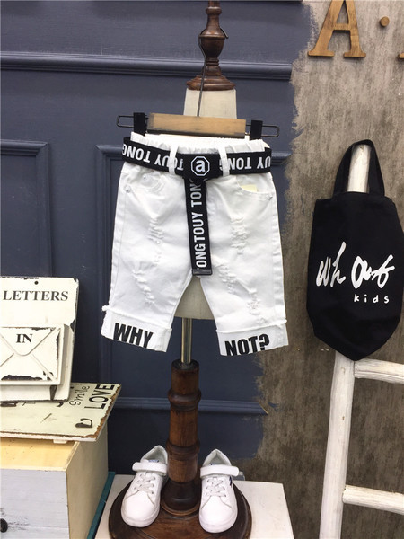 Stílusos gyerek rövidnadrág fehér színben, felirattal