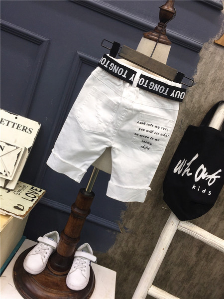 Stílusos gyerek rövidnadrág fehér színben, felirattal