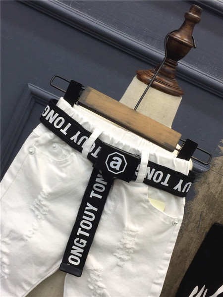 Stílusos gyerek rövidnadrág fehér színben, felirattal