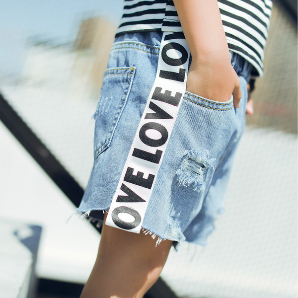 Modern gyerek rövid farmernadrág feliratokkal