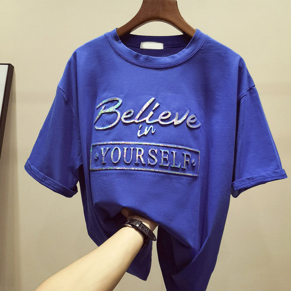 Modern női póló fehér és kék színű felirattal