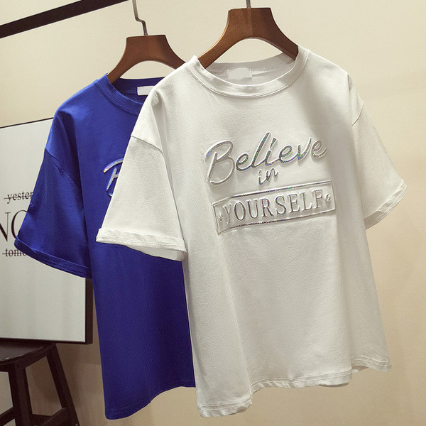 Modern női póló fehér és kék színű felirattal