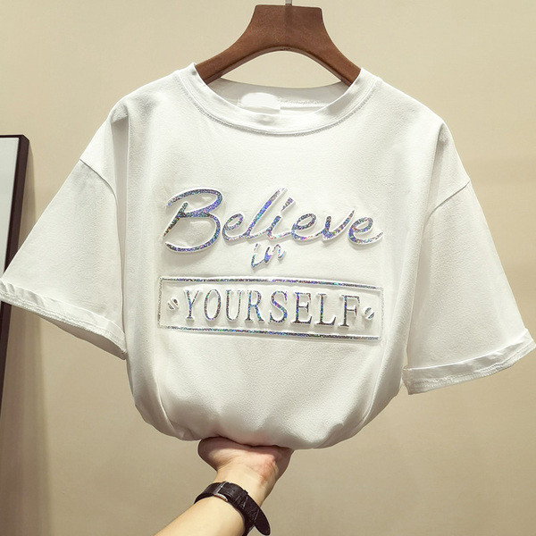 Modern női póló fehér és kék színű felirattal