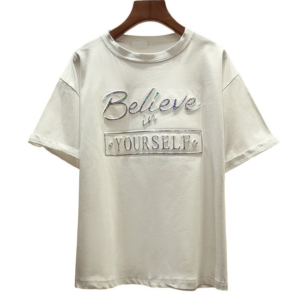 Modern női póló fehér és kék színű felirattal