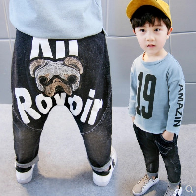 Modern gyereknadrág rátéttel