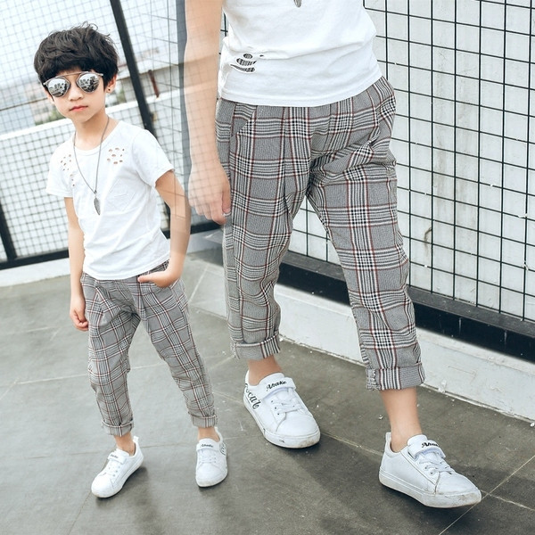 Elegáns gyerek kockás nadrág fiúknak szürke színben