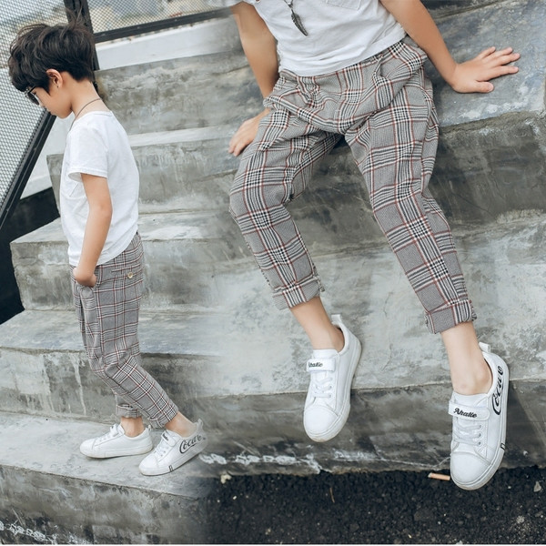 Elegáns gyerek kockás nadrág fiúknak szürke színben