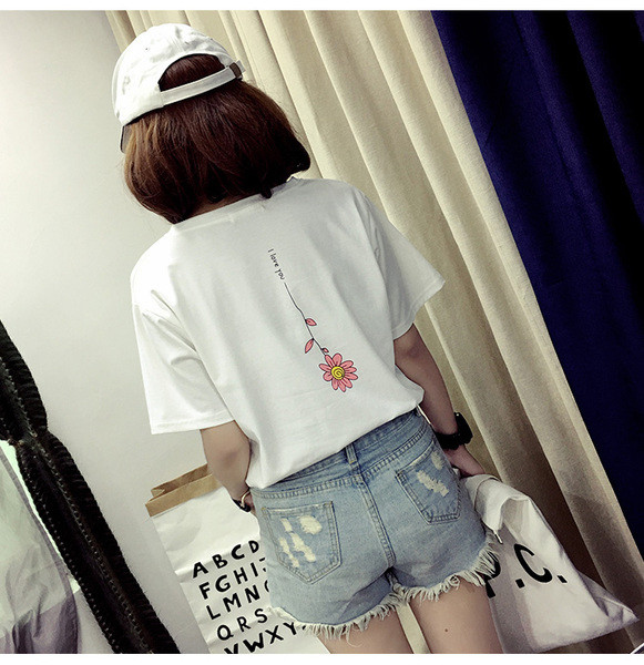 Fehér színű női póló, hátul rátéttel