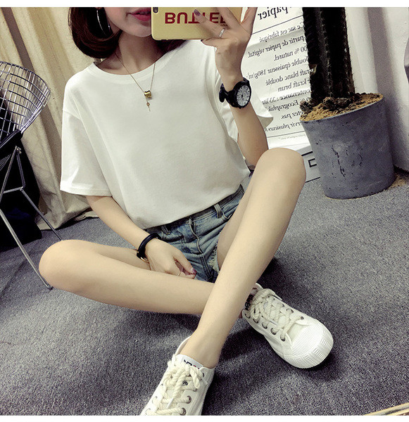 Fehér színű női póló, hátul rátéttel