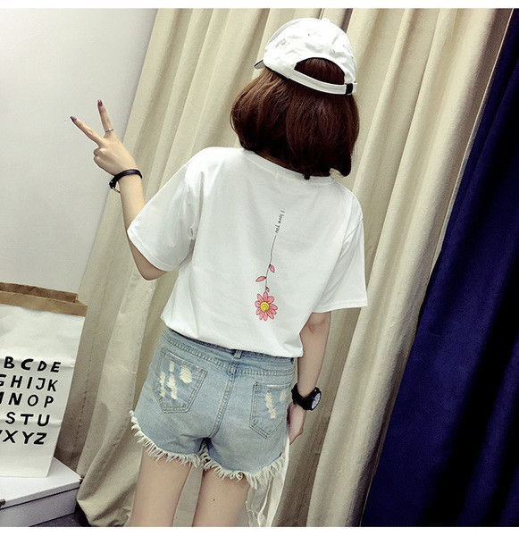 Fehér színű női póló, hátul rátéttel