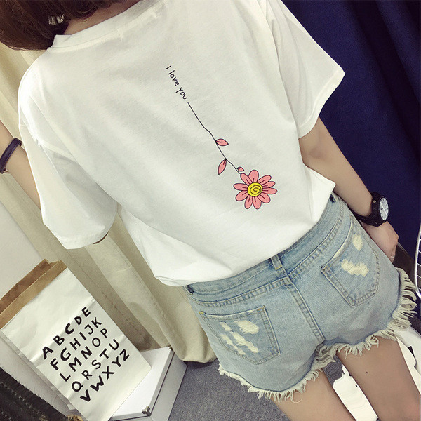 Fehér színű női póló, hátul rátéttel