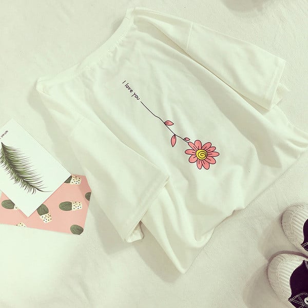 Fehér színű női póló, hátul rátéttel